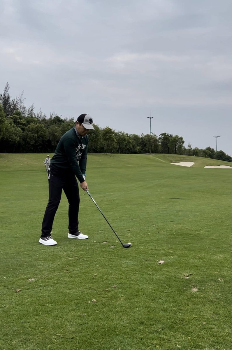 Loija lining up a shot on a golf course