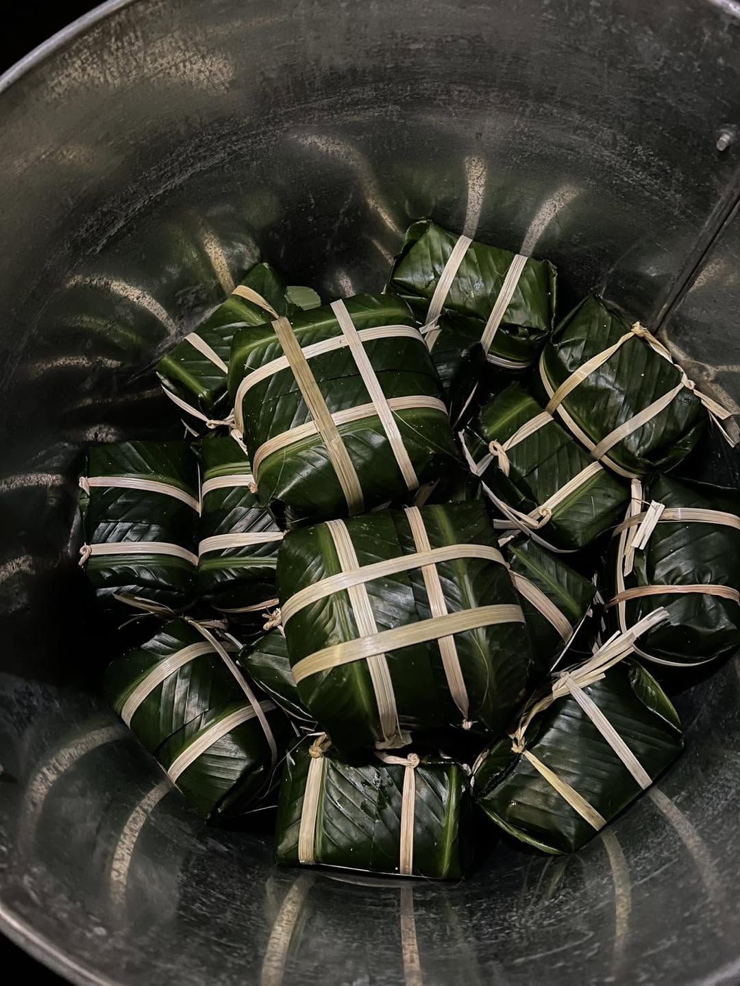 Bánh chưng wrapped in dong leaves inside the pot